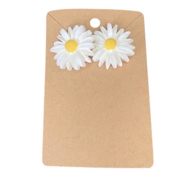 White Daisy Floral Clay Stud Earrings - Picture 3 of 3